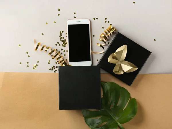Caja de regalo abierta y teléfono inteligente en fondo de color, vista superior —  Fotos de Stock