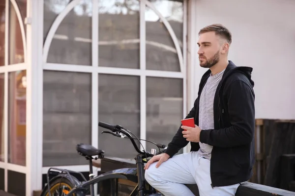 Guapo Joven Hipster Hombre Con Taza Café Bicicleta Aire Libre —  Fotos de Stock