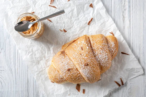 Friss Finom Croissant Pergamen Papír — Stock Fotó