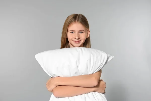 灰色の背景の上に大きな枕とかわいい女の子 — ストック写真