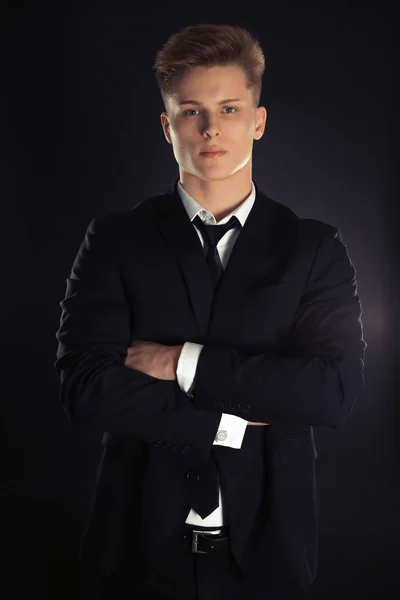 Schöner Mann im formellen Anzug auf dunklem Hintergrund — Stockfoto