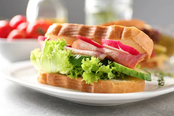 テーブルの上のおいしいサンドイッチ プレート — ストック写真