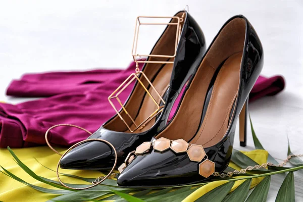Zapatos Negros Tacón Alto Accesorios Elegantes Follaje Verde Primer Plano —  Fotos de Stock