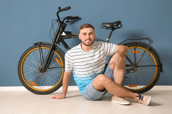 色の壁の近くの自転車を持つハンサムな若いヒップな男 — ストック写真