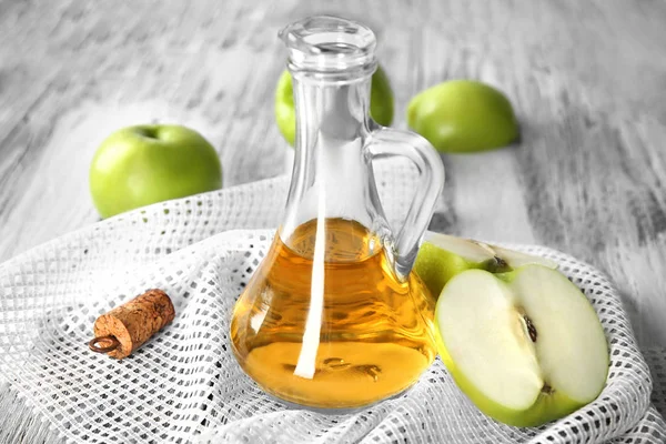 苹果醋和鲜水果桌上的玻璃壶 — 图库照片