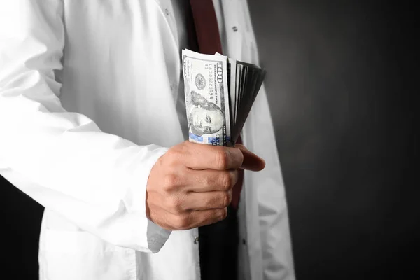 Doctor Sosteniendo Dinero Fondo Oscuro Concepto Corrupción —  Fotos de Stock