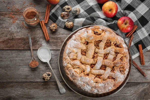 Ahşap masa üzerinde lezzetli elmalı turta ile kompozisyon — Stok fotoğraf