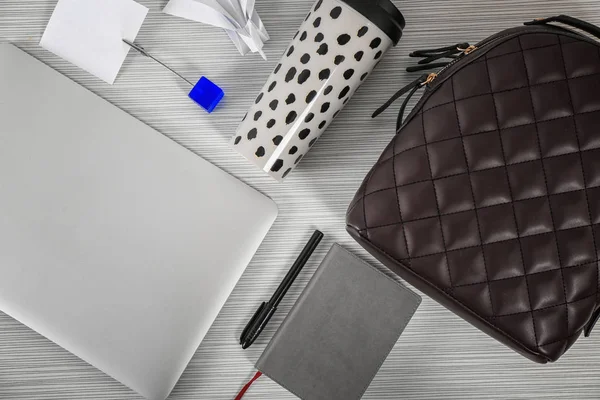 Sammansättning med snygg ryggsäck, laptop och anteckningsbok på trä bakgrund — Stockfoto