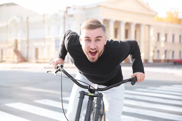 横断歩道で自転車とハンサムな若いヒップな男 — ストック写真
