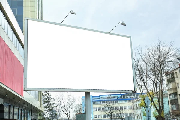 Panneau publicitaire vide sur la rue de la ville — Photo