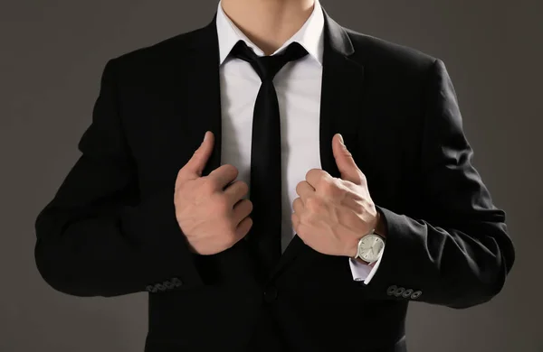 Knappe man in formele pak op grijze achtergrond, close-up — Stockfoto