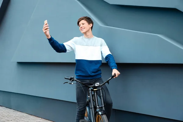 Hipster Adolescente Con Bicicleta Tomando Selfie Cerca Pared Aire Libre — Foto de Stock