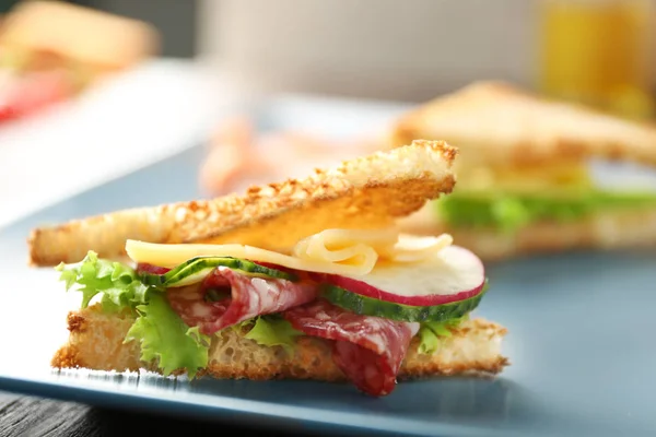 Delicioso sándwich en plato, primer plano — Foto de Stock