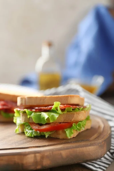 木製基板 クローズ アップのおいしいサンドイッチ — ストック写真