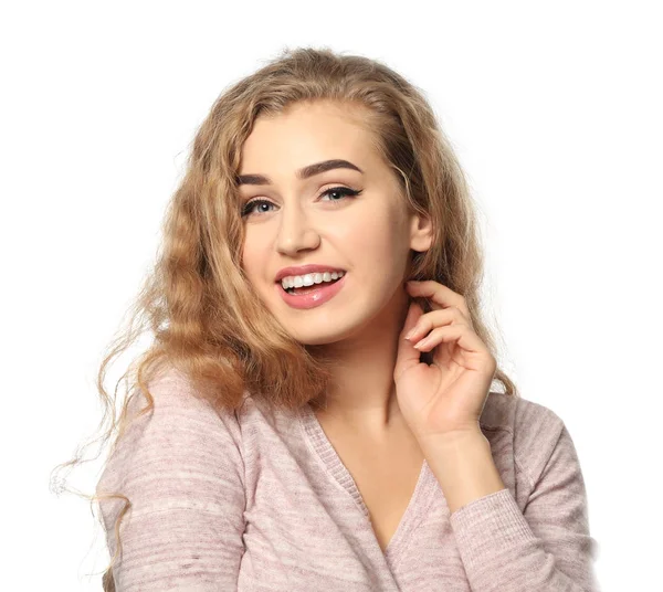 Retrato de una hermosa mujer sonriente sobre fondo blanco —  Fotos de Stock