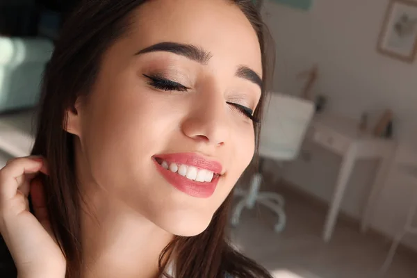 Retrato de bela mulher sorridente em casa, close-up — Fotografia de Stock