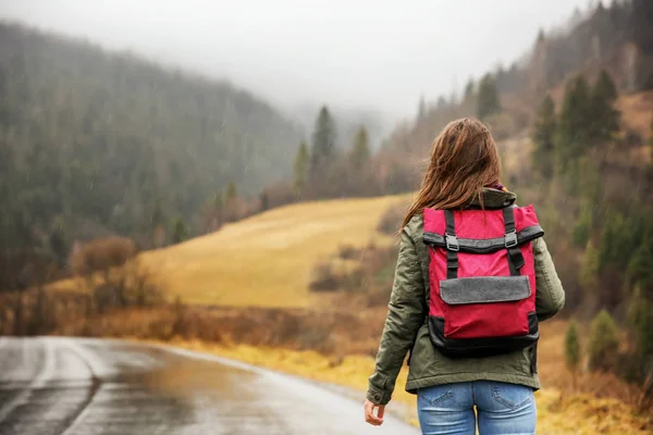 Feminino Turista Caminhando Longo Estrada Rural Montanhas — Fotografia de Stock