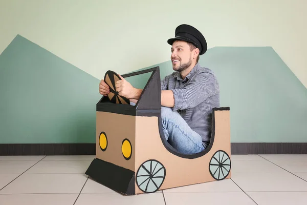 Νέος Άνθρωπος Ονειρεύεστε Δική Auto Παίζοντας Αυτοκίνητο Από Χαρτόνι Εσωτερικούς — Φωτογραφία Αρχείου