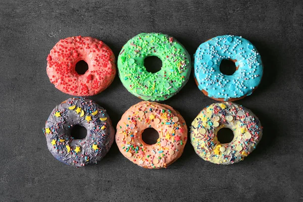 Frische Leckere Bunte Donuts Auf Grauem Hintergrund — Stockfoto