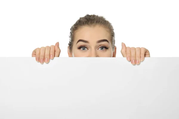 白い背景の空白の広告ボードを持つ若い女性 — ストック写真
