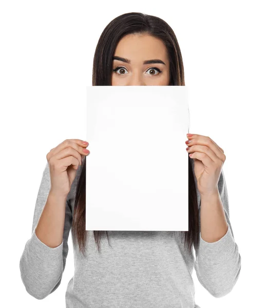 Молодая Женщина Чистым Листом Бумаги Рекламы Белом Фоне — стоковое фото
