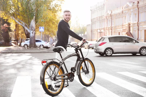 横断歩道で自転車とハンサムな若いヒップな男 — ストック写真