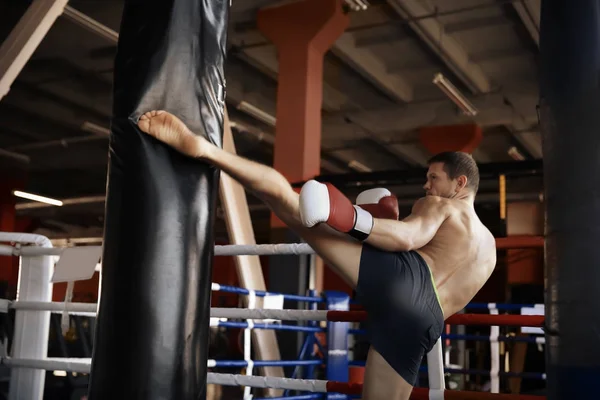 Μπόξερ Εκπαίδευση Punchbag Στο Γυμναστήριο — Φωτογραφία Αρχείου