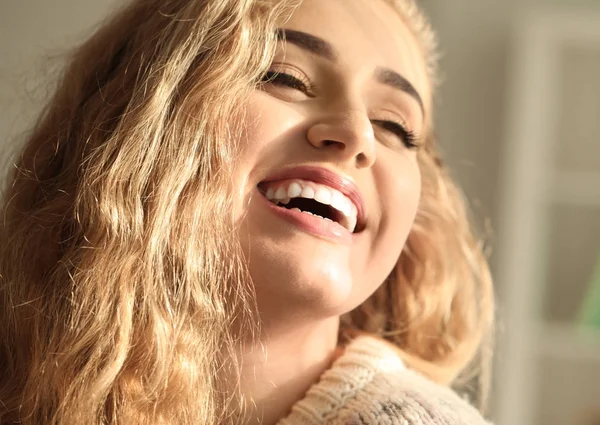 Retrato de bela mulher sorridente em casa, close-up — Fotografia de Stock