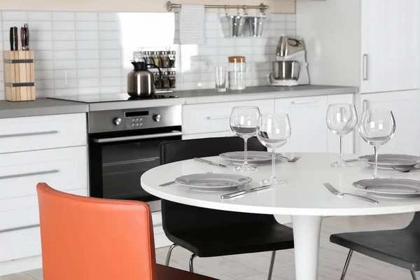 Современный интерьер кухни с обслуживаемым столом и электрической духовкой — стоковое фото