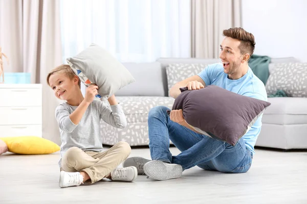 Bonito Menino Seu Pai Lutando Travesseiros Casa — Fotografia de Stock