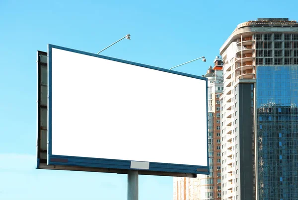 Placa publicitária em branco na rua da cidade — Fotografia de Stock