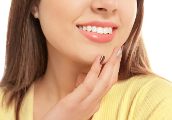 Atractiva joven sonriendo sobre fondo blanco —  Fotos de Stock