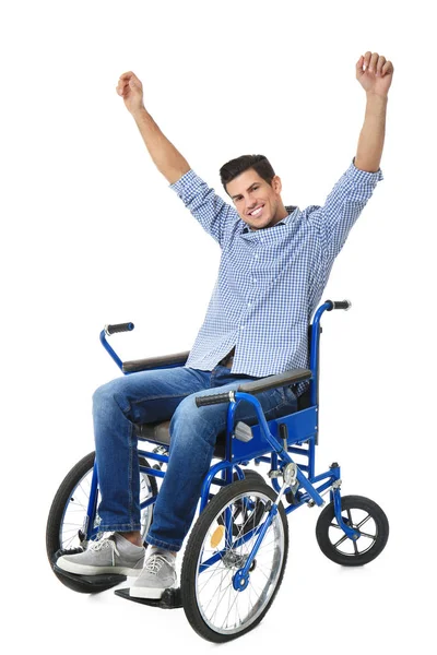 Attraente giovane uomo in sedia a rotelle su sfondo bianco — Foto Stock
