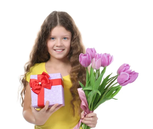 可爱的小女孩与郁金香花束和母亲节礼物盒在白色背景 — 图库照片