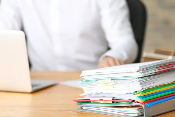 Aktenstapel auf dem Tisch der Büroangestellten, Nahaufnahme — Stockfoto