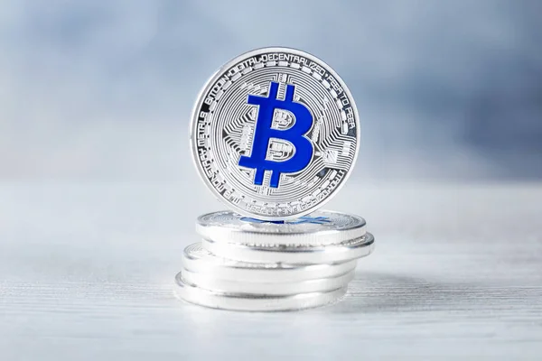 Ezüst bitcoins, a fehér asztal — Stock Fotó
