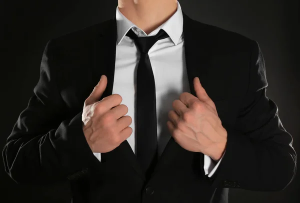Hombre guapo en traje formal sobre fondo oscuro, primer plano —  Fotos de Stock