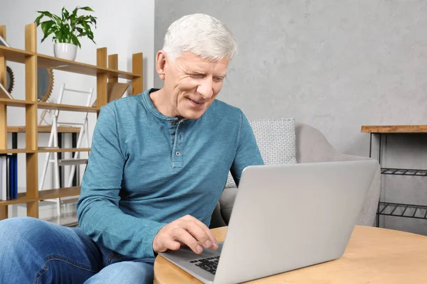 Aantrekkelijke Volwassen Man Met Laptop Binnenshuis — Stockfoto