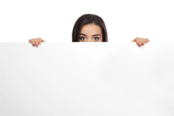 Mujer joven con tablero de publicidad en blanco sobre fondo blanco — Foto de Stock