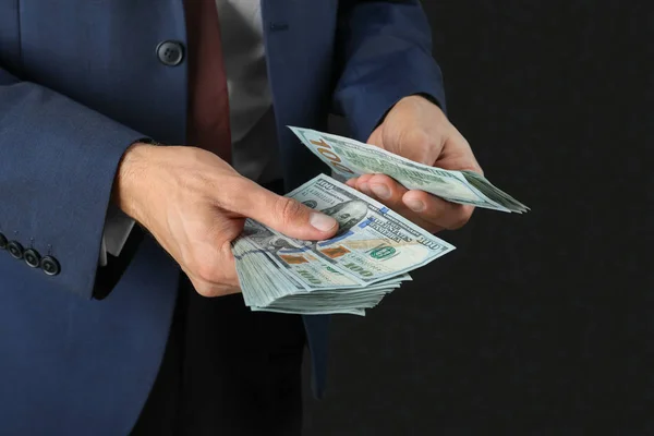 Üzletember Tartja Pénzt Sötét Háttér Előtt Korrupció Fogalma — Stock Fotó