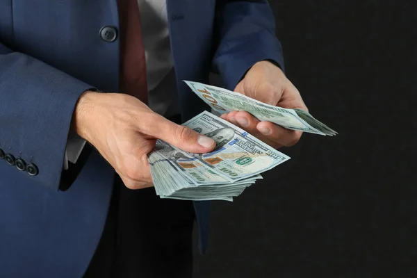 Zakenman Aanhouden Van Geld Donkere Achtergrond Corruptie Concept — Stockfoto