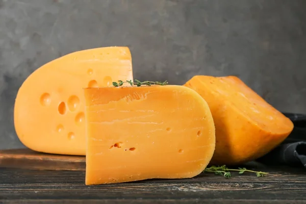 Verschiedene Arten von köstlichem Käse auf dem Tisch — Stockfoto