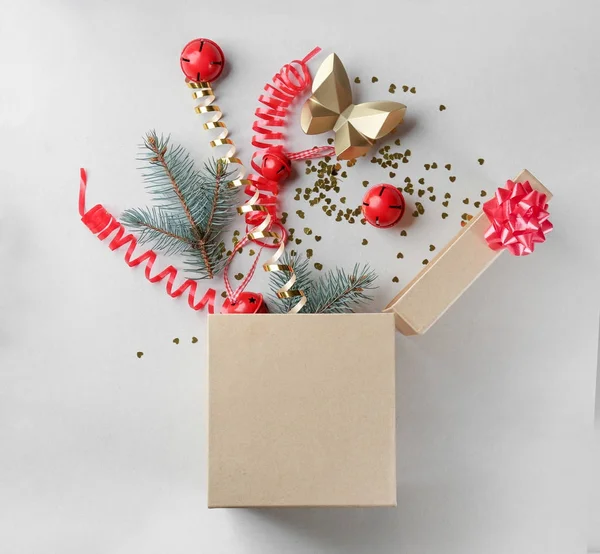 Luxe-geschenketui geopend met spar takken en kerstversiering op lichte achtergrond, bovenaanzicht — Stockfoto