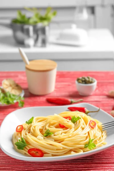 美味的意大利面食和大蒜和辣椒在盘子上 — 图库照片