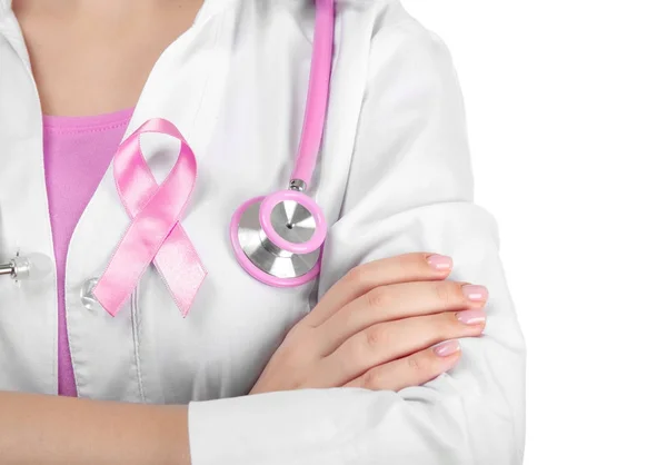 Doctor con cinta rosa en bata sobre fondo blanco. Concepto de conciencia sobre el cáncer de mama — Foto de Stock