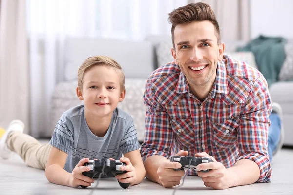 Netter Kleiner Junge Mit Vater Beim Videospiel Hause — Stockfoto