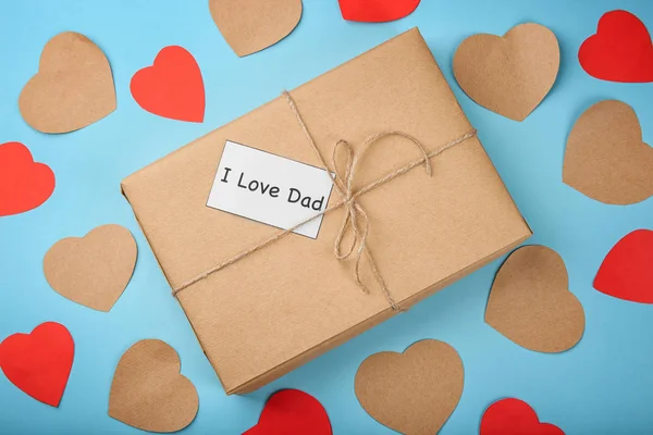 Gift box and card with text "I love dad" on color background, top view. Father's Day celebration — Stock Photo, Image