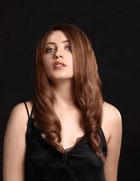 Junge Frau mit Karamell-Haarfarbe auf schwarzem Hintergrund — Stockfoto
