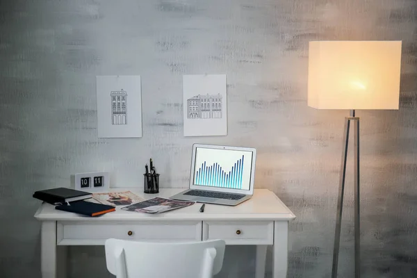Komfortabler Arbeitsplatz mit Laptop am Schreibtisch zu Hause — Stockfoto