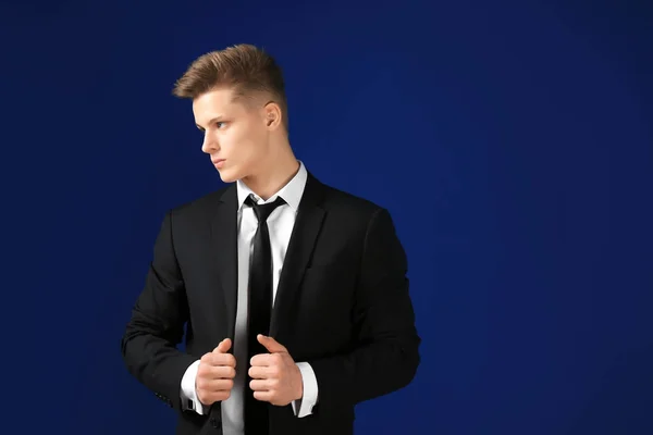 Schöner Mann im formellen Anzug auf farbigem Hintergrund — Stockfoto